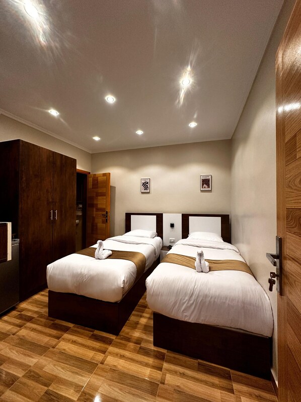 Escritorio, cortinas blackout y tabla de planchar con plancha 