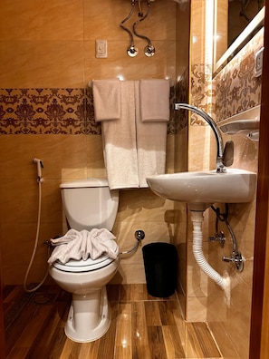 Kahden hengen deluxe-huone (yksi tai kaksi sänkyä) | Työpöytä, pimennysverhot, silitysrauta/-lauta, ilmainen Wi-Fi