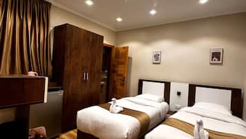 Escritorio, cortinas blackout y tabla de planchar con plancha