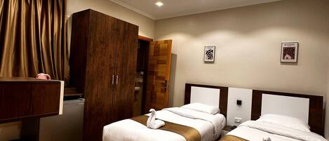 Quarto casal ou duplo luxo | Escrivaninha, cortinas blackout, ferros/tábuas de passar roupa