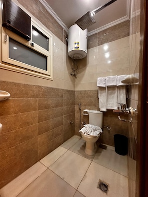 Superior Triple Room | Bathroom | Bathtub, towels, soap, shampoo
