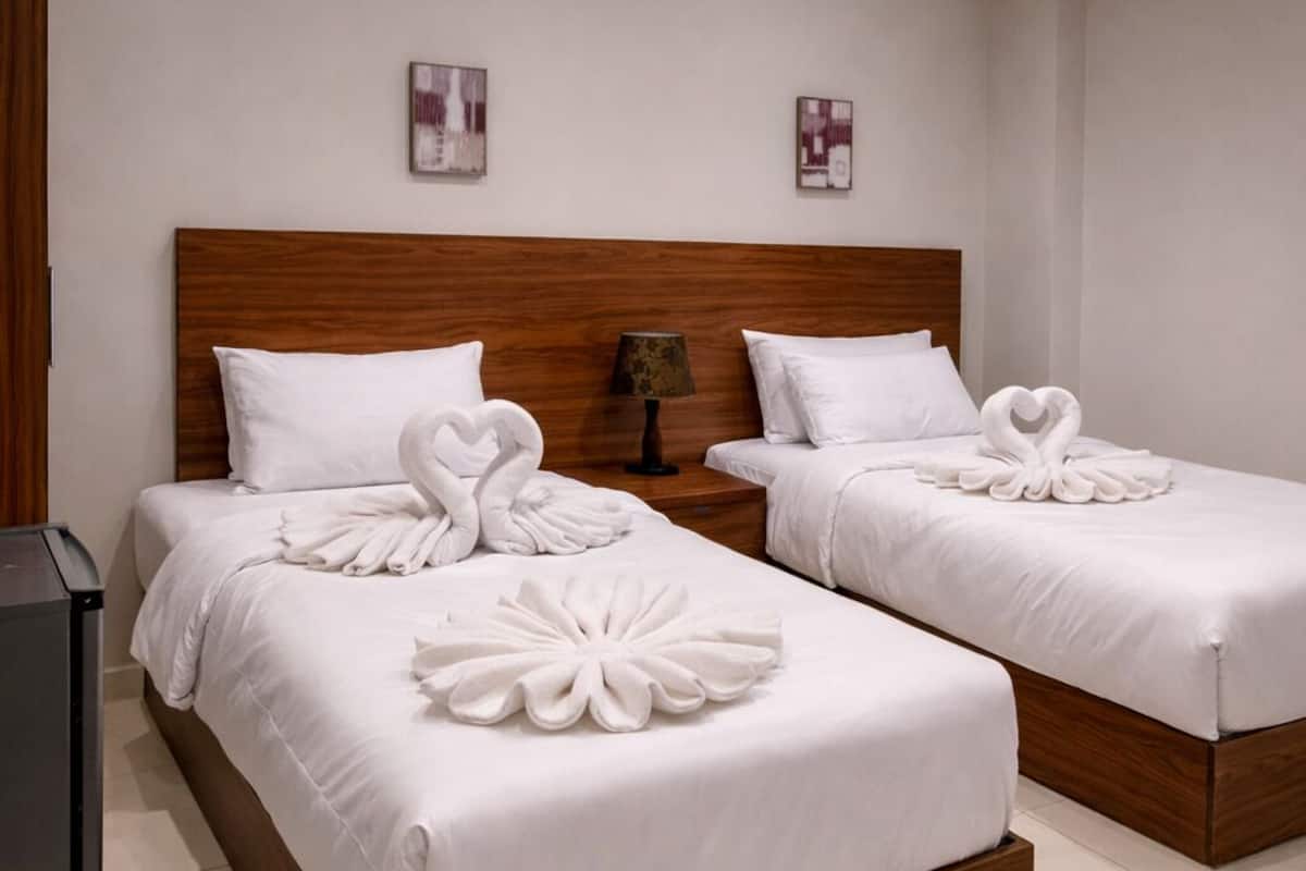 Chambre supĂ©rieure double | Bureau, rideaux dâobscurcissement, fer et planche Ă repasser