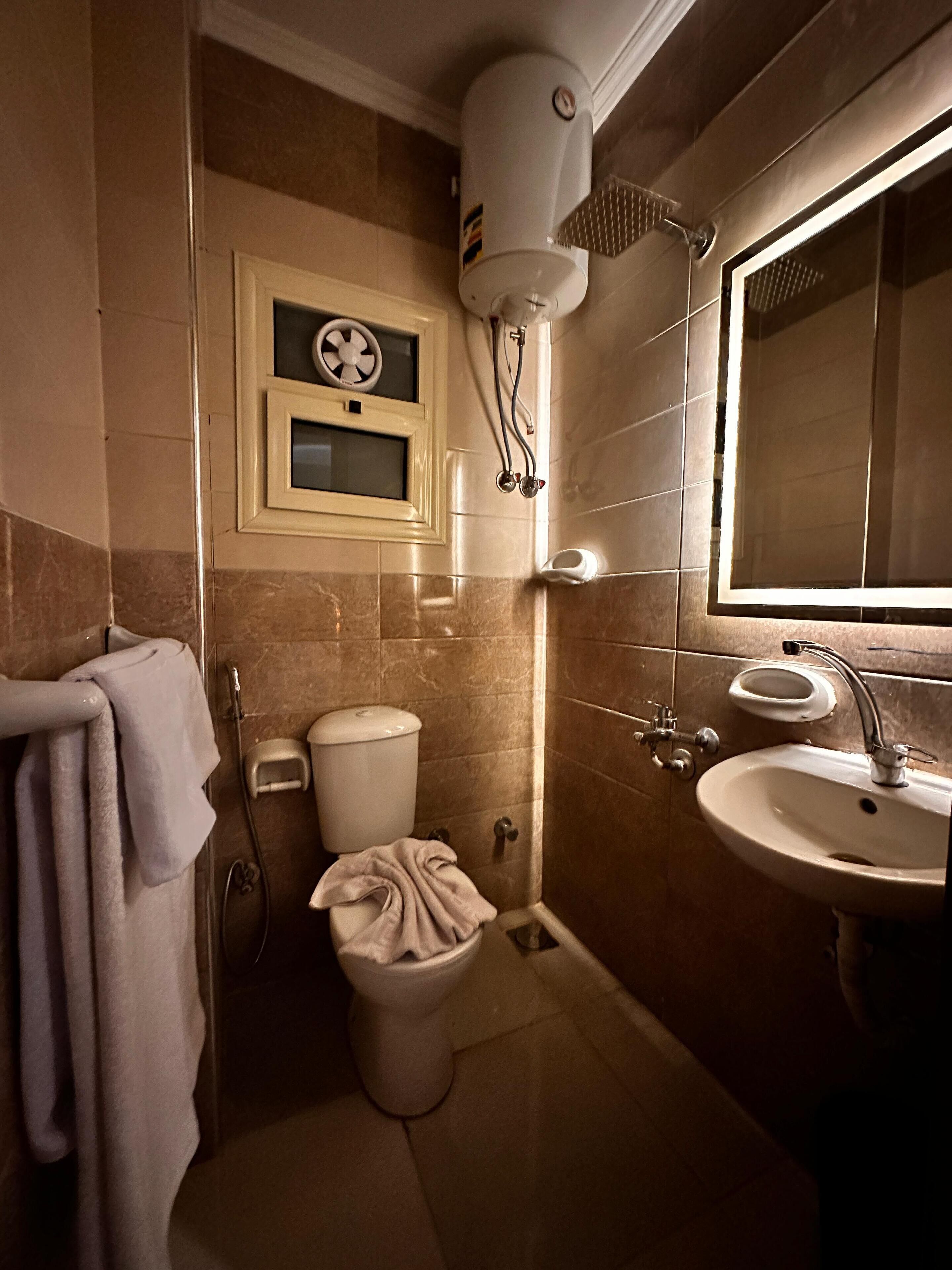 Chambre Double Supérieure | Salle de bain | Baignoire, serviettes fournies, savon, shampoing