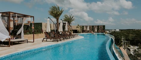حمام سباحة