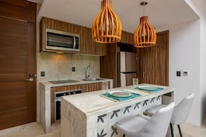 Réfrigérateur, four à micro-ondes, un four, surface de cuisson