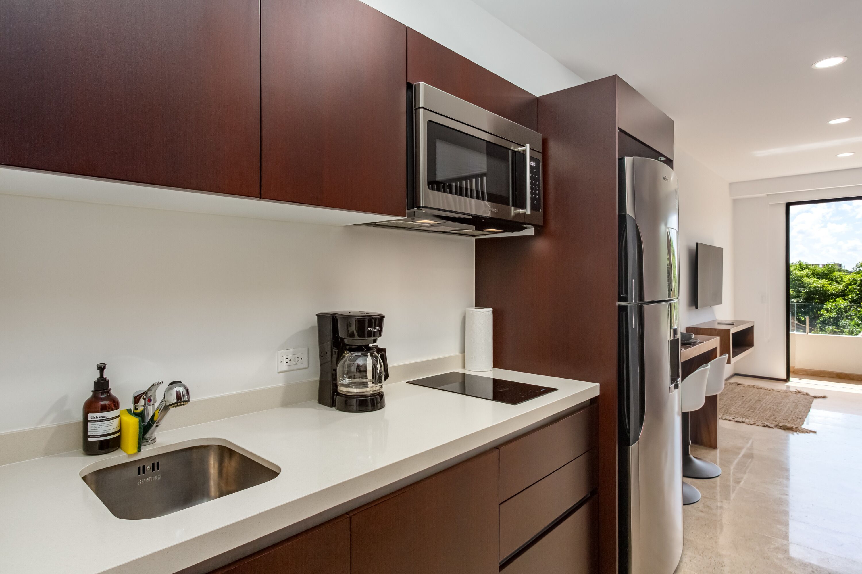 Réfrigérateur, micro-ondes, plaque de cuisson