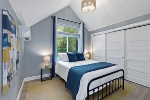 4 habitaciones, escritorio y tabla de planchar con plancha 