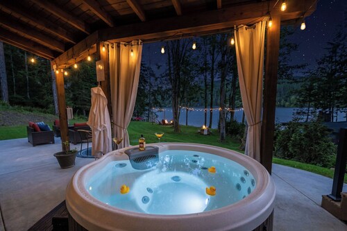 Lakefront-Hot Tub, 2 Kitchens, Kayaks, Game Room