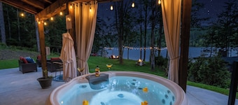 Lakefront-Hot Tub, 2 Kitchens, Kayaks, Game Room
