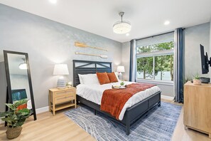 4 bedrooms, desk, iron/ironing board, travel cot - Lakefront-Hot Tub, 2 Kitchens, Kayaks, Game Room (Bremerton)