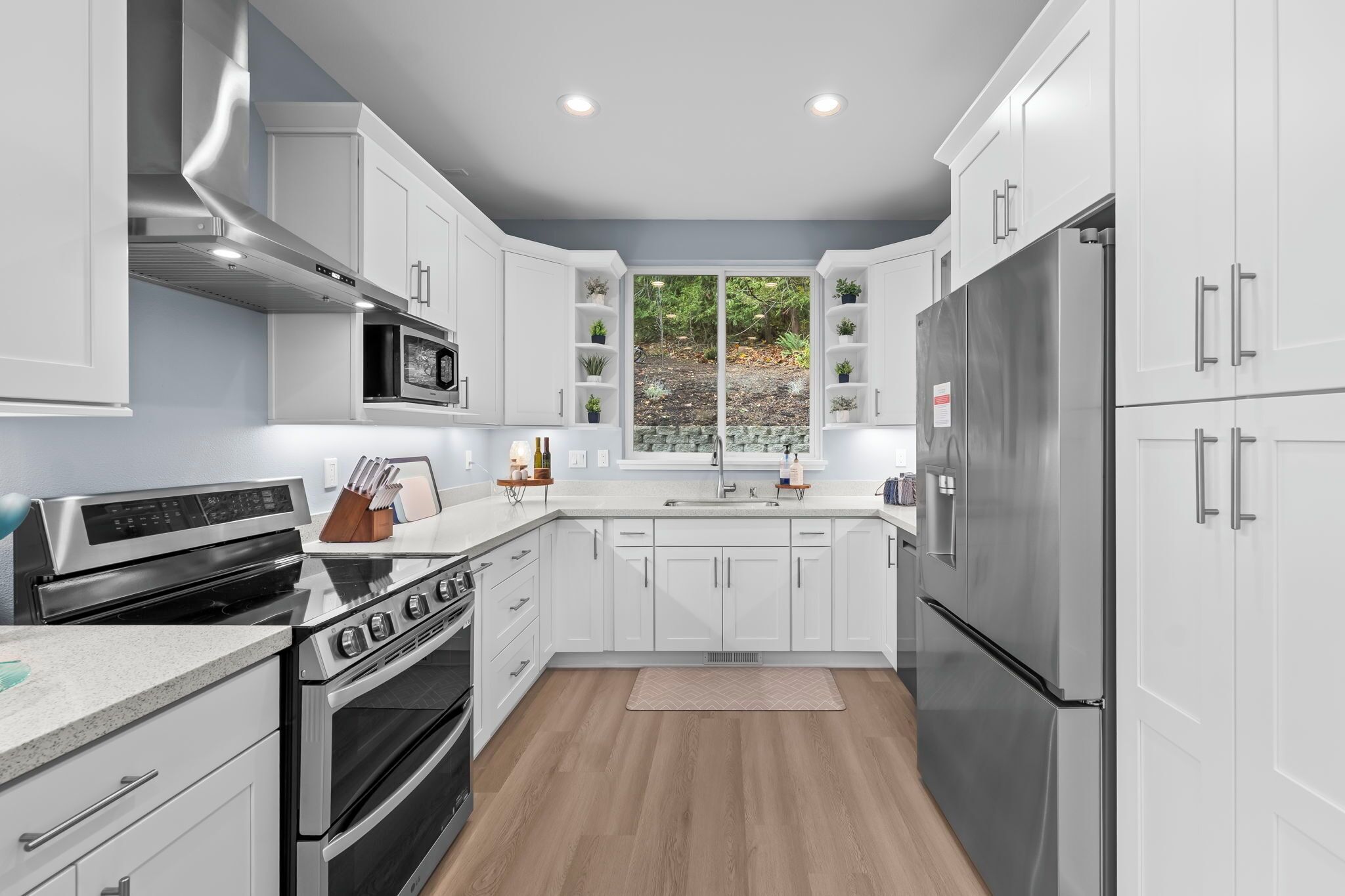 Geladeira, micro-ondas, fogão, cooktop