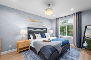 4 室のベッドルーム、デスク、アイロン / アイロン台、旅行用ベビーベッド