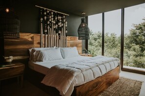2 bedrooms, desk, iron/ironing board, WiFi