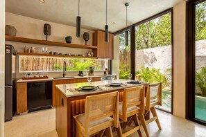 Fridge, oven, stovetop, dishwasher