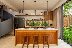 Fridge, oven, stovetop, dishwasher