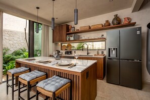 Kühlschrank, Ofen, Herdplatte, Wasserkocher mit Kaffee-/Teezubehör