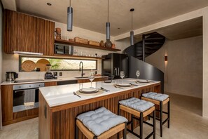 Fridge, oven, stovetop, coffee/tea maker