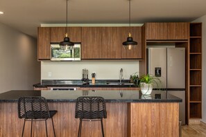 Réfrigérateur, four à micro-ondes, un four, surface de cuisson