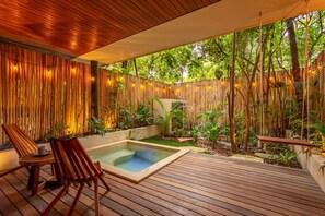Outdoor spa tub