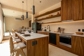 Geladeira, fogão, cooktop, cafeteira/chaleira