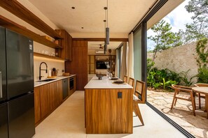 Kühlschrank, Ofen, Herdplatte, Wasserkocher mit Kaffee-/Teezubehör