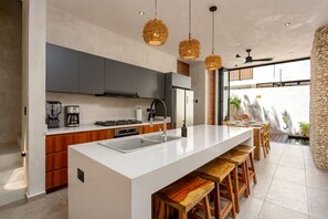 Jääkaappi, mikroaaltouuni, uuni, liesi