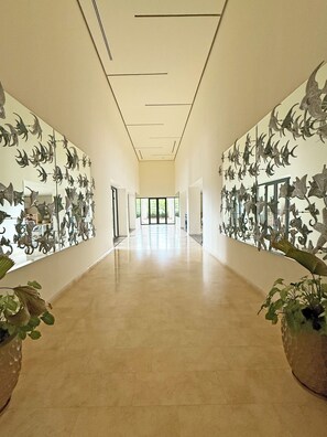 المنشأة من الداخل