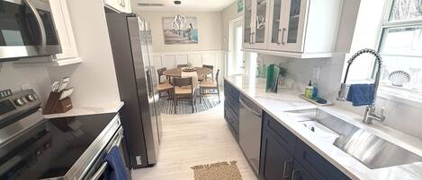 Een koelkast, een magnetron, een oven, een vaatwasser