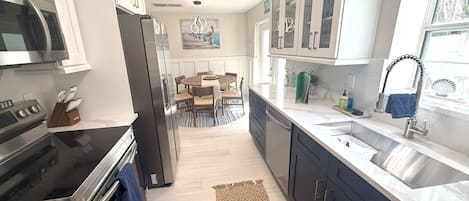 雪櫃、微波爐、焗爐、洗碗機