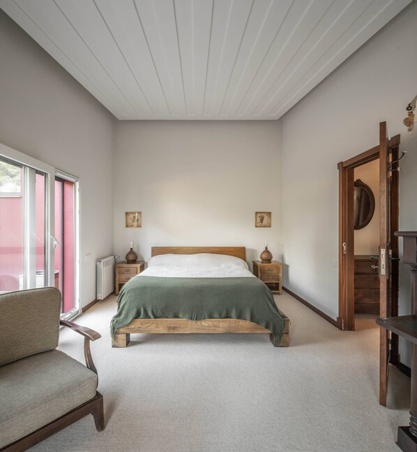 4 عدّة غرف نوم ومكواة/لوح كي وخدمة الإنترنت وملاءات أسرّة