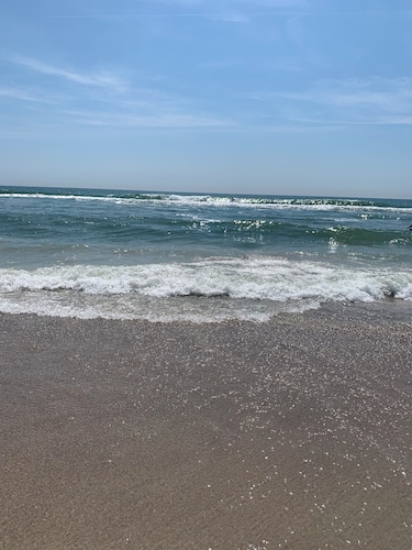 Cozy Beach Bungalow - Easy walk to beach - 3 bedrooms, pet friendly