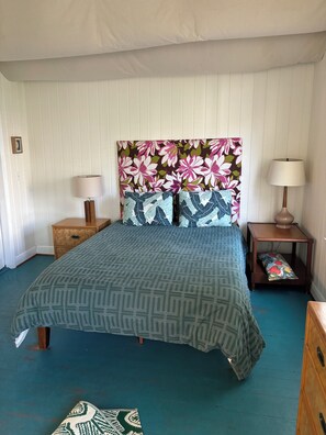 3 bedrooms, iron/ironing board, WiFi, wheelchair access - Cozy Beach Bungalow - Easy walk to beach - 3 bedrooms, pet friendly (Carolina Beach)