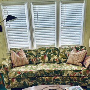 TV - Cozy Beach Bungalow - Easy walk to beach - 3 bedrooms, pet friendly (Carolina Beach)