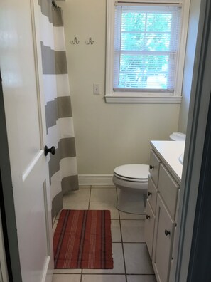 Hair dryer, soap, shampoo, toilet paper - Cozy Beach Bungalow - Easy walk to beach - 3 bedrooms, pet friendly (Carolina Beach)