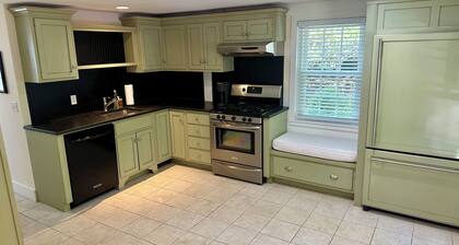 Charming 2-bedroom cottage in fabulous Manchester Village