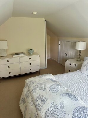 2 bedrooms, free WiFi - Charming 2 br cottage in Manchester Village. Steps from Equinox Hotel and Spa. (MANCHESTR CTR)