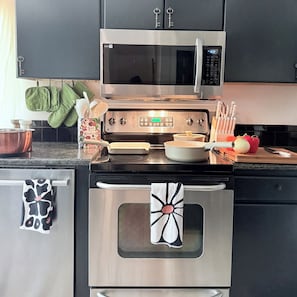 Four à micro-ondes, un four, surface de cuisson, lave-vaisselle