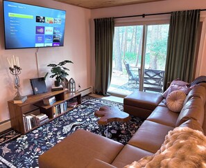Smart TV, chimenea, videojuegos y libros 
