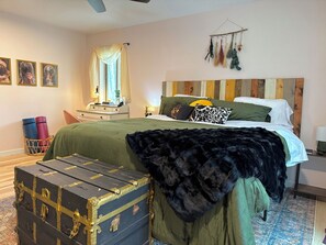 4 chambres, bureau, fer et planche à repasser, lit de bébé portatif