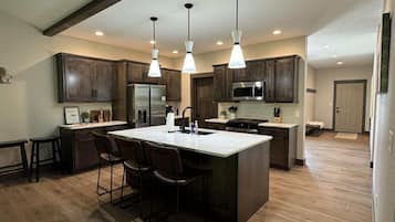 Een koelkast, een magnetron, een oven, een kookplaat