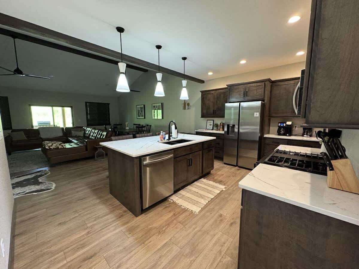 冷蔵庫、電子レンジ、オーブン、コンロ