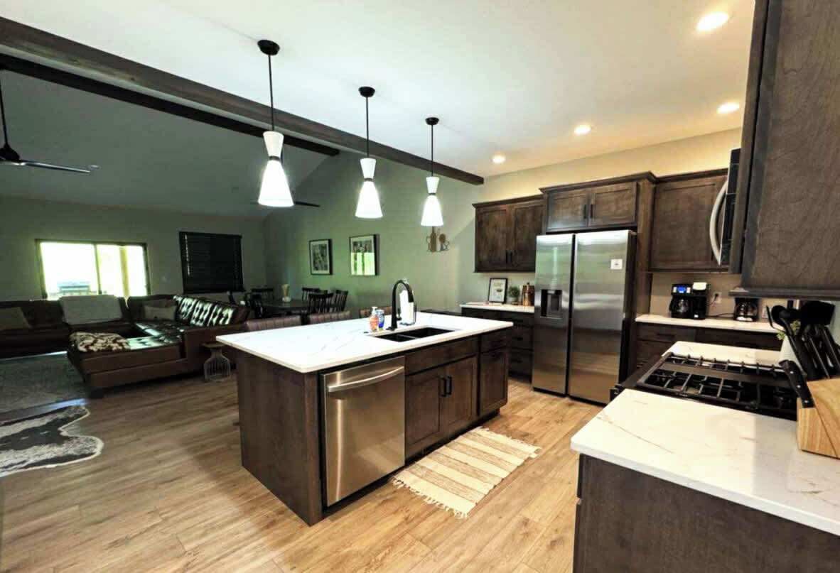 Frigorífic, microones, forn i placa de cuina 