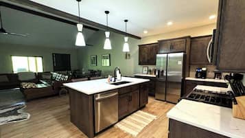 Frigorífic, microones, forn i placa de cuina