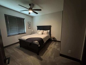 Tabla de planchar con plancha, wifi gratis, ropa de cama