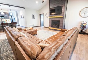 Smart TV, fireplace - Champagne and ice (Lead)