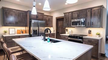 Refrigerador, microondas, horno y parrilla de estufa