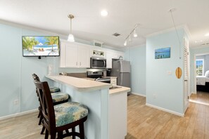 Frigorífico, microondas, horno y placa de cocina