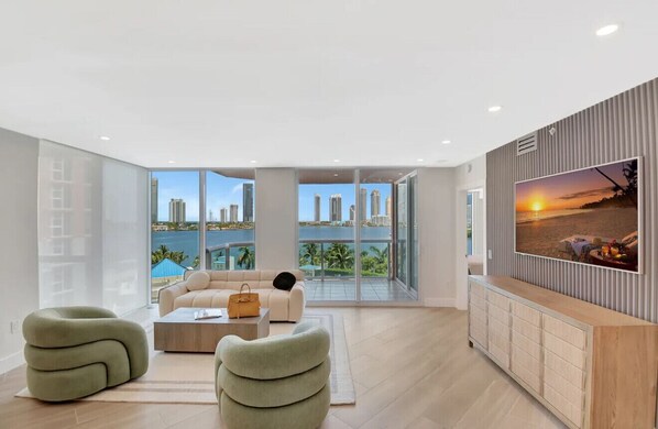 TV - Luxury living in high rise apartment Aventura Miami (Miami)