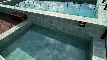 4 outdoor pools