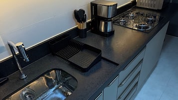 Apartment, 2 Schlafzimmer, Küche, Strandnähe | Eigene Küche | Kühlschrank, Mikrowelle, Herdplatte, Kochgeschirr/Geschirr/Besteck